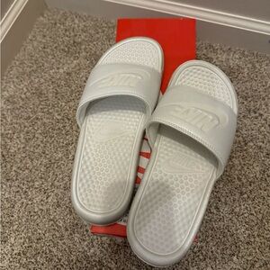 Nike Women's Benassi JDI QS Metallic Slides, 7